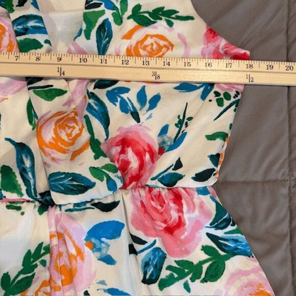 Everly Sleeveless Rose Floral Romper Ruffle Shorts White Wrap Front Size Large - Picture 7 of 10